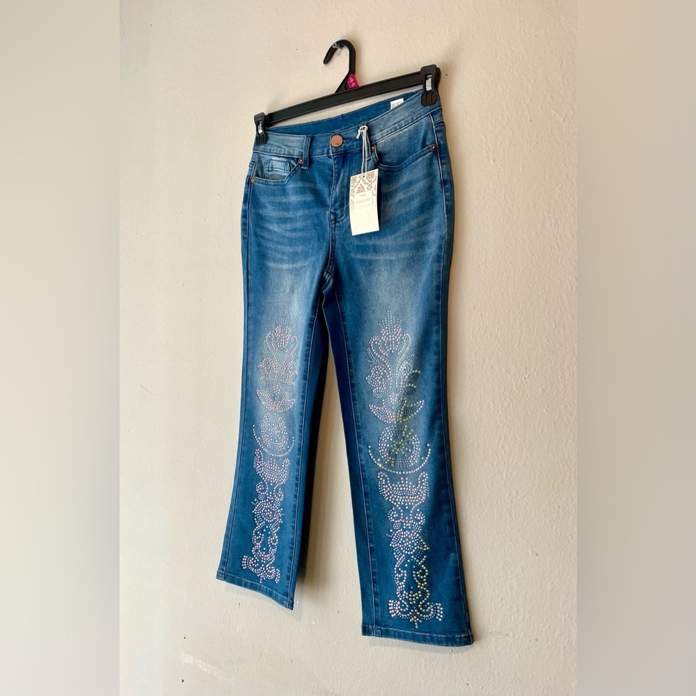 NWT DG2 by Diane Gilman Signature Classic Stretch Jean Capri Embellished Size 28 - Picture 3 of 9